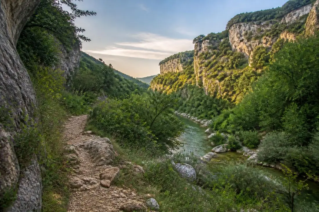 explorez le gr®651 dans la vallée du célé, un itinéraire exceptionnel offrant des paysages magnifiques et une immersion authentique dans le lot.