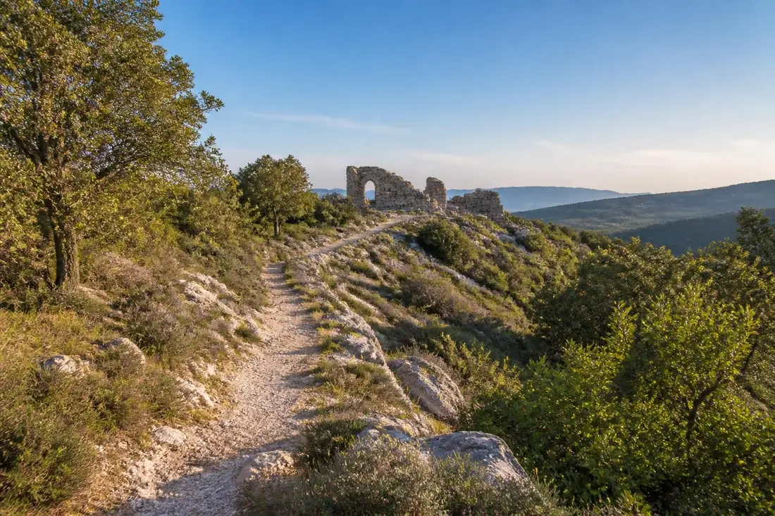 explorez le gr®653d via domitia, un itinéraire de randonnée riche en histoire, pour une aventure unique alliant nature et patrimoine culturel.