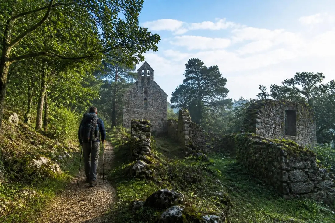 explorez le gr®71c, un itinéraire de randonnée emblématique à travers l'aveyron, retraçant les pas des templiers et des hospitaliers. découvrez paysages, histoire et patrimoine lors de cette aventure unique.