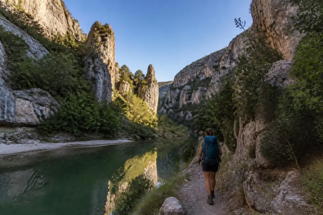 explorez le gr®736, une randonnée exceptionnelle à travers la vallée et les gorges du tarn, offrant des paysages spectaculaires et une immersion nature inoubliable.