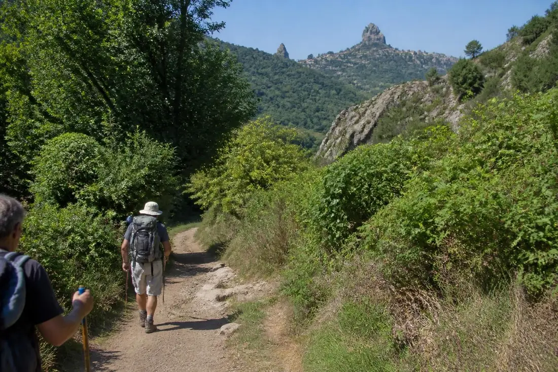 explorez le gr®765 de cluny au puy-en-velay, un itinéraire de randonnée incontournable offrant des paysages magnifiques et une expérience unique pour les amateurs de nature et de patrimoine.