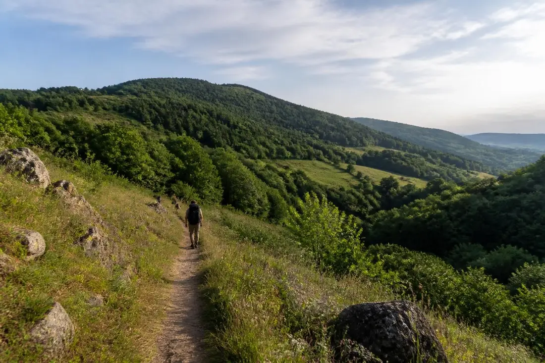 explorez le gr®765 ouest, de montarcher à polignac, avec notre guide complet : itinéraire détaillé et conseils pratiques pour une randonnée réussie.
