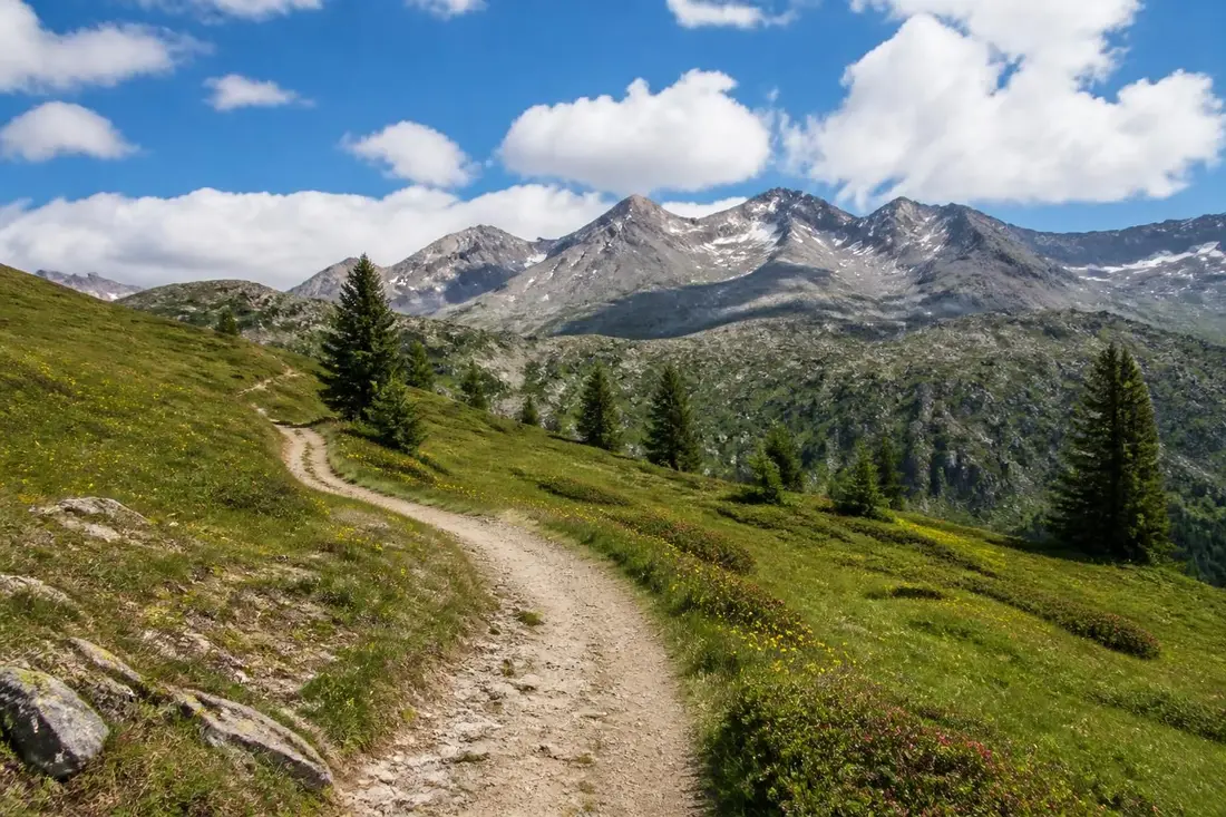 explorez le gr®94 de vaunières au col des praux dans les hautes-alpes, un sentier de randonnée offrant des paysages magnifiques et une expérience inoubliable en pleine nature.