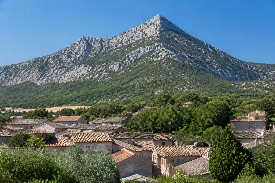 explorez le grand pic saint-loup et ses charmants villages pittoresques dans l'hérault. partez à l'aventure entre nature, randonnées et découvertes culturelles au cœur de la région.