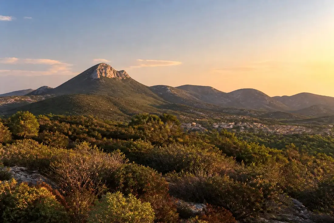 explorez le grand pic st-loup et ses villages pittoresques dans l’hérault, une destination idéale pour les amoureux de la nature, de randonnées et du charme authentique du sud de la france.