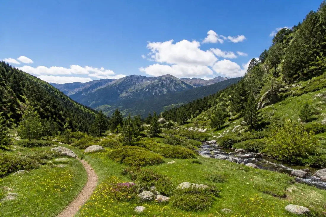 explorez le tour de cerdagne, un joyau naturel des pyrénées-orientales en catalogne, espagne. découvrez des paysages spectaculaires, une faune diverse et des villages authentiques pour une aventure inoubliable.