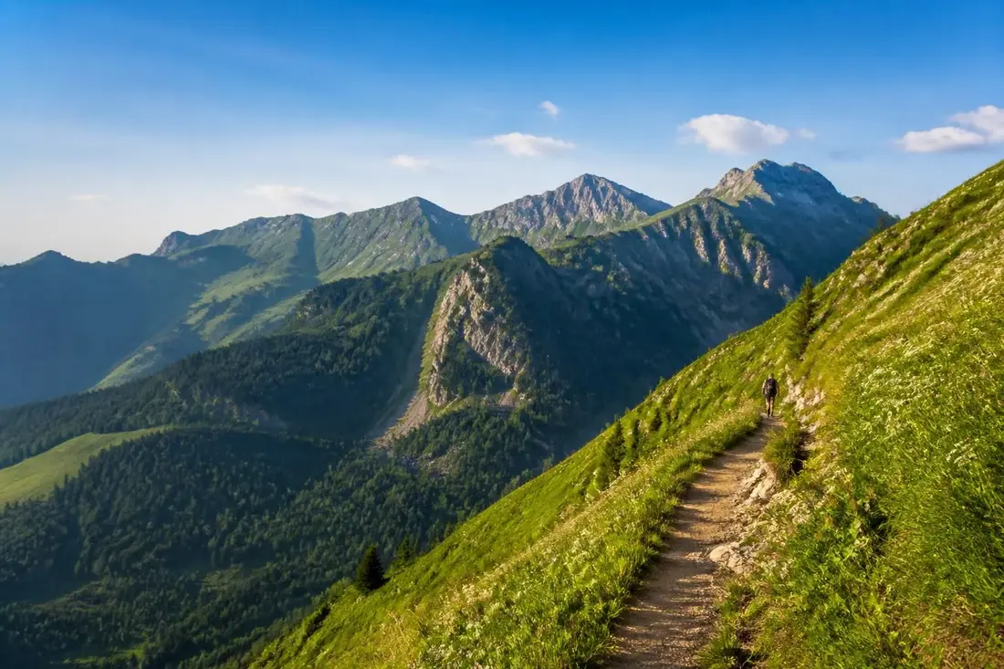 explorez le tour de la chartreuse entre isère et savoie : un itinéraire incontournable pour les amoureux de nature, randonnée et paysages splendides.