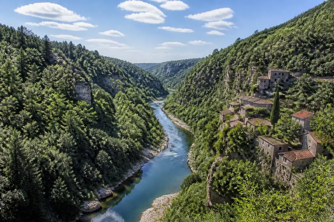 explorez le tour de la haute vallée de la cèze, un itinéraire naturel entre le gard et l'ardèche, idéal pour les amateurs de randonnée et de paysages préservés.