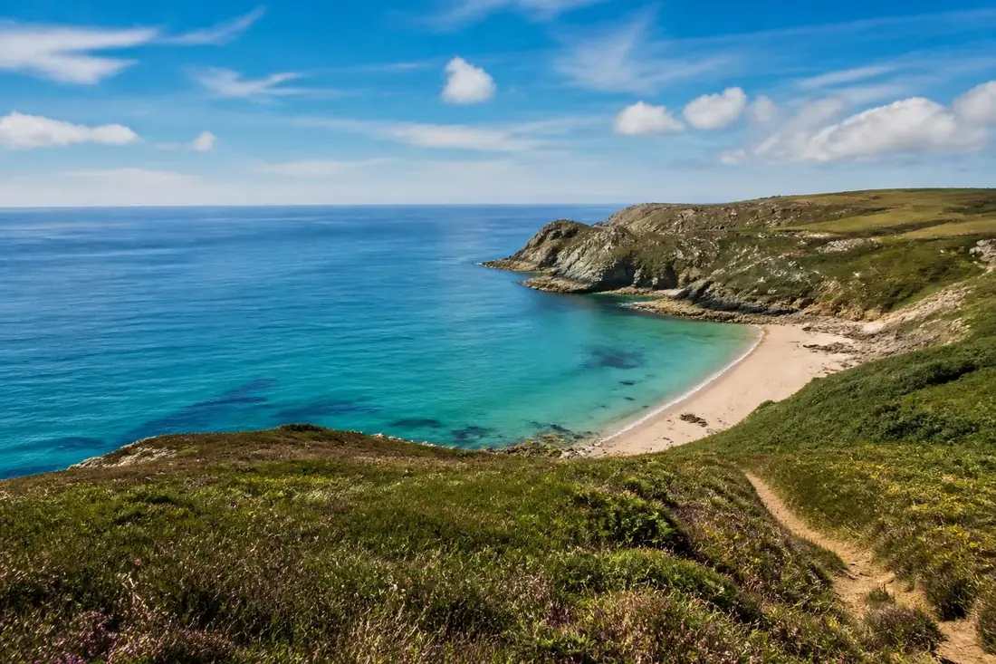 partez à la découverte du tour de la presqu'île du cotentin dans la manche : paysages sauvages, patrimoine riche et activités nature vous attendent pour une aventure inoubliable.