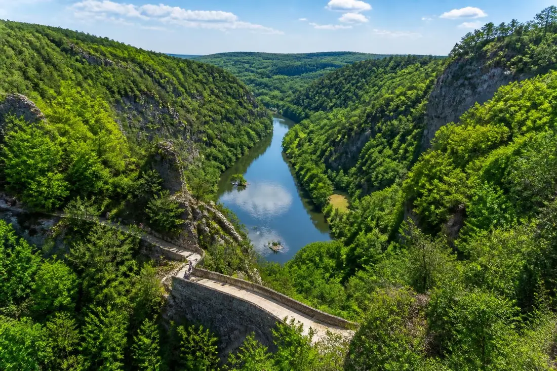 explorez le tour de la suisse normande, un itinéraire captivant entre calvados et orne, riche en paysages naturels et en découvertes culturelles.