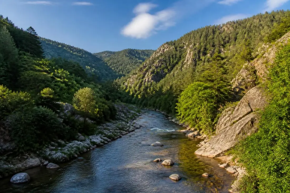 explorez le tour de la vallée du galeizon, un parcours entre gard et lozère offrant paysages naturels, randonnées et découvertes authentiques.