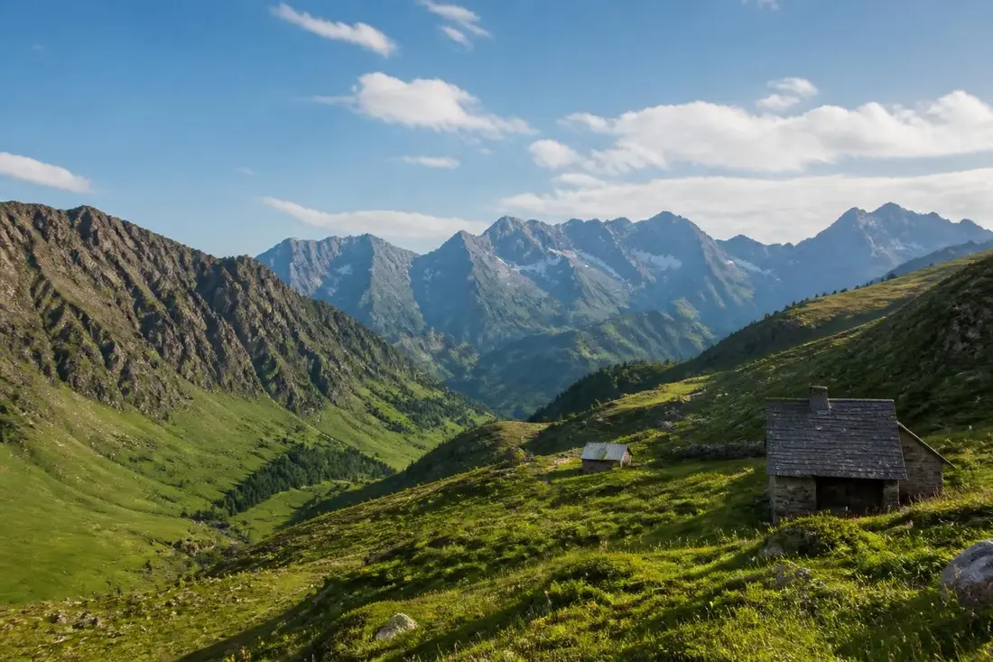 explorez le tour des baronnies de bigorre dans les hautes-pyrénées : un itinéraire naturel et authentique offrant paysages magnifiques, randonnée et découverte culturelle.