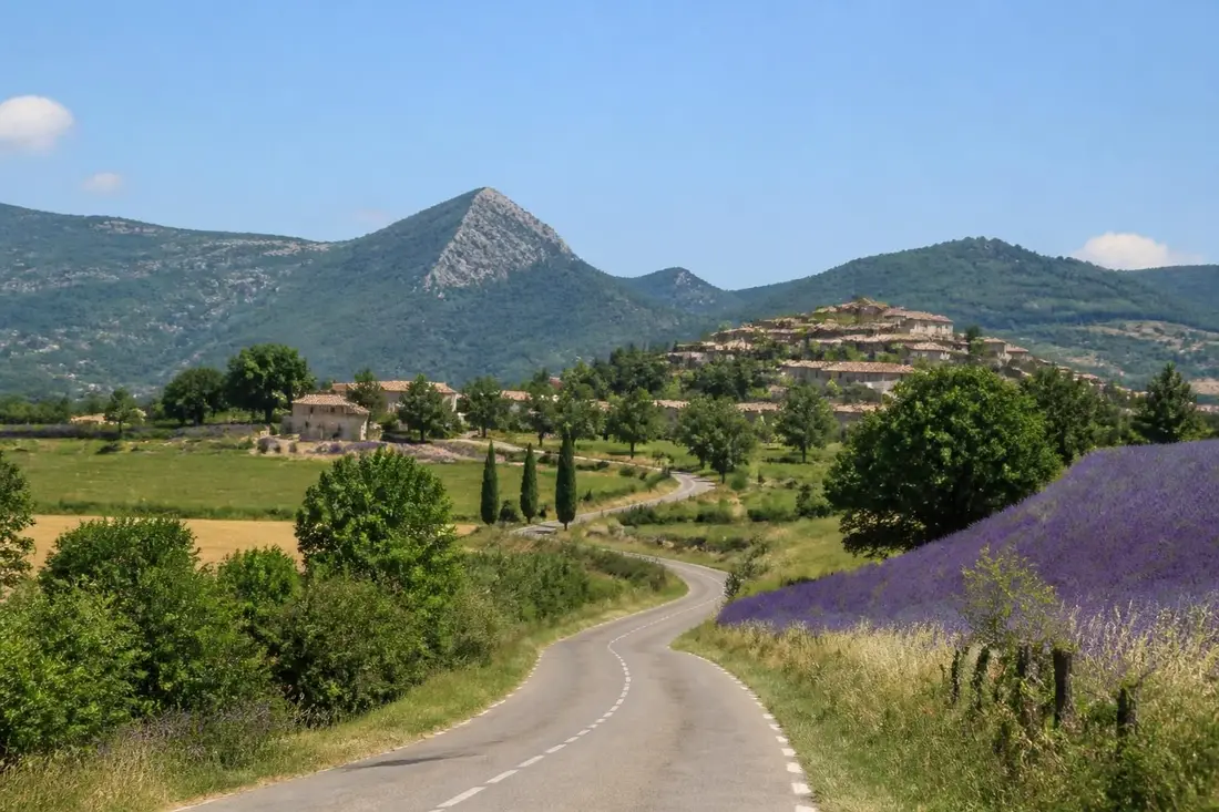 explorez le tour des baronnies provençales en drôme, un itinéraire incontournable mêlant paysages authentiques, villages charmants et richesses naturelles pour une aventure inoubliable.