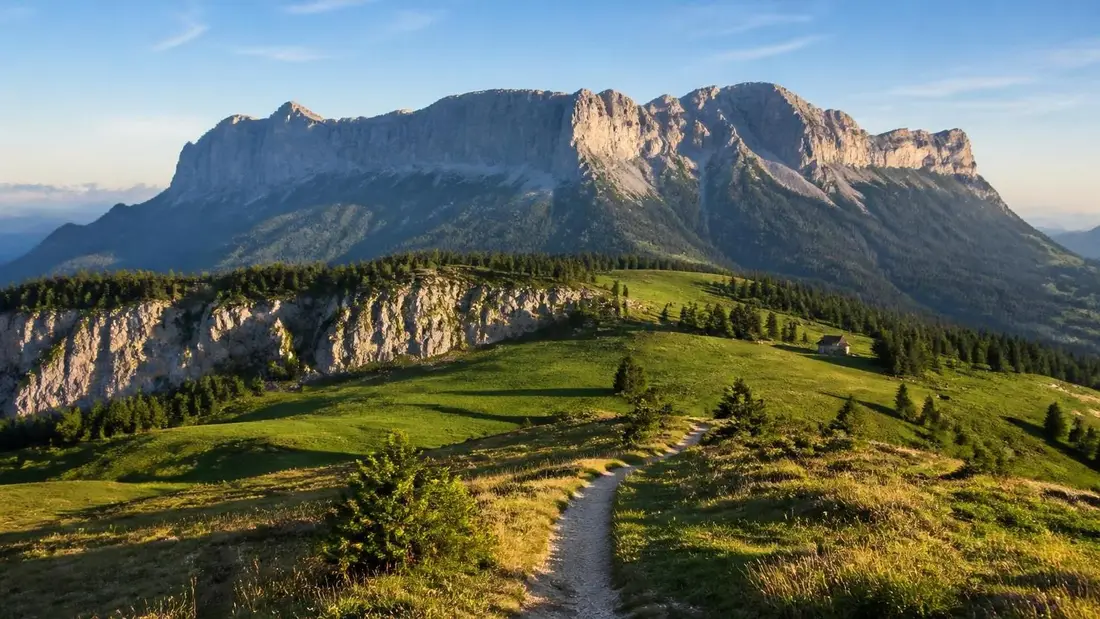explorez le tour des petites roches en isère avec notre guide complet 2026 : itinéraires, conseils pratiques et astuces pour une aventure inoubliable.