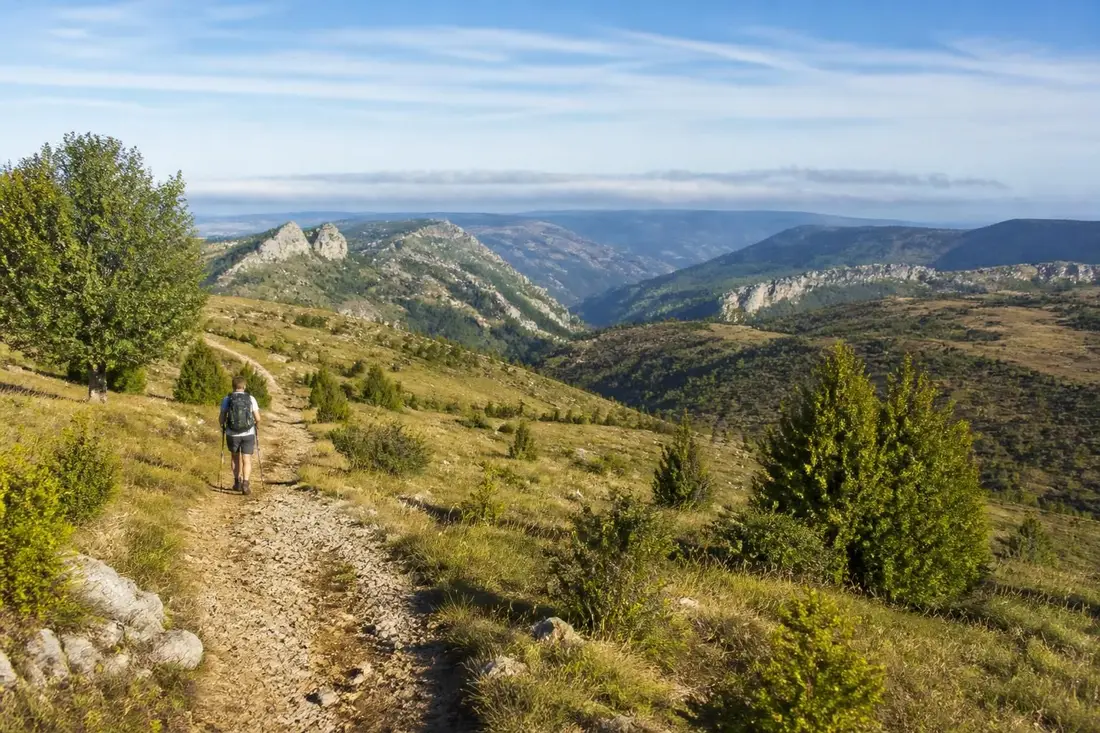 explorez le tour du causse méjean en lozère avec notre guide complet offrant conseils pratiques, itinéraires détaillés et informations indispensables pour une aventure inoubliable.
