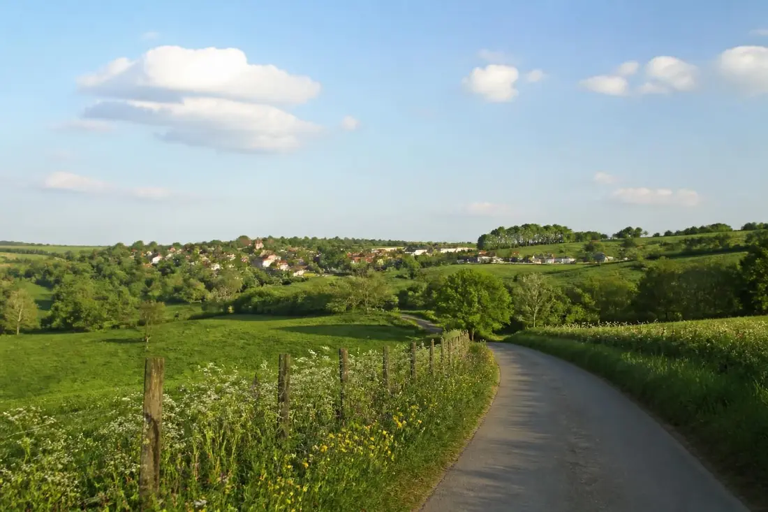 explorez le tour du haut pays d'artois dans le pas-de-calais et découvrez ses paysages authentiques, son patrimoine riche et ses charmants villages.