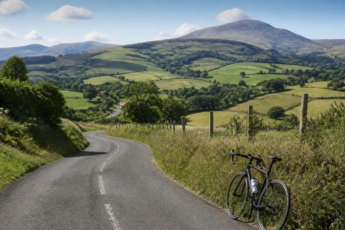 explorez le tour du labourd en pays basque avec nos itinéraires détaillés et conseils pratiques pour une découverte authentique et inoubliable.