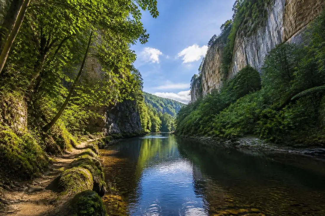 explorez les magnifiques gorges de la vézère en corrèze avec notre guide complet 2026, incluant conseils, itinéraires et activités pour un séjour inoubliable.