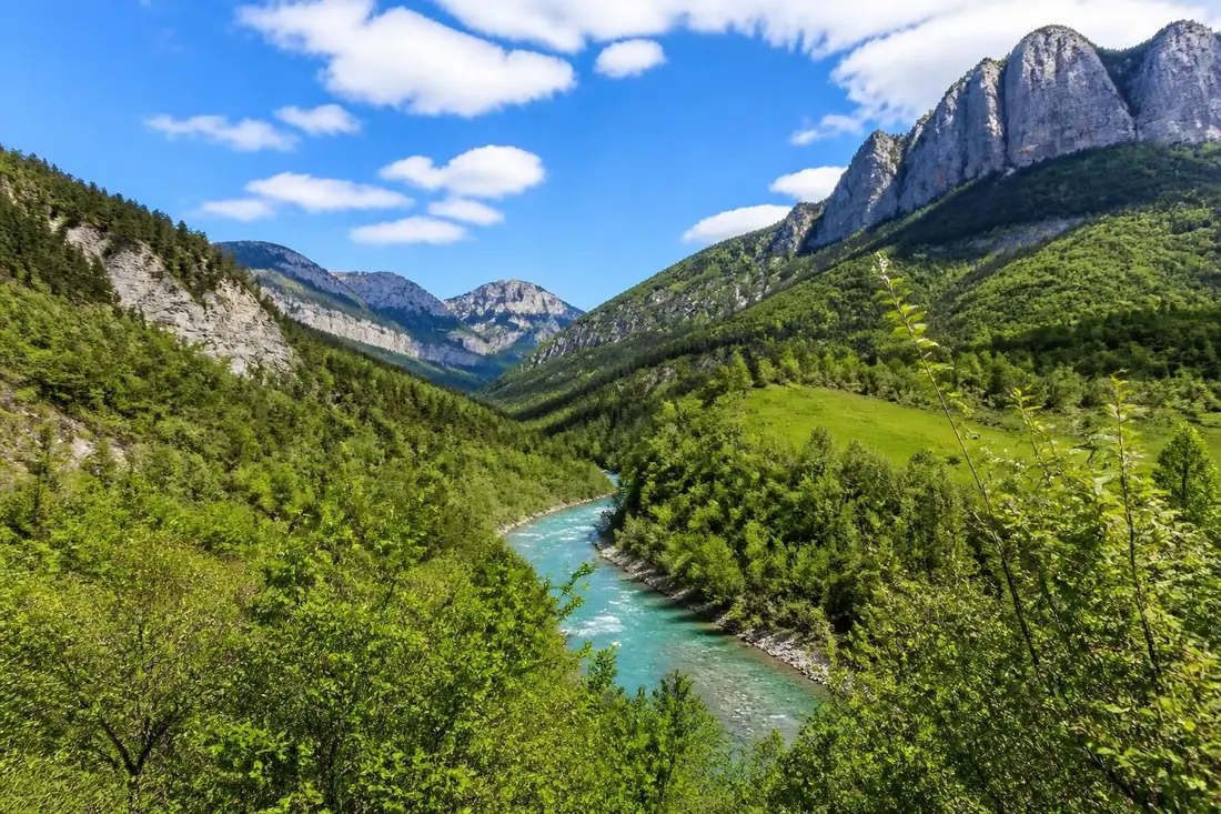 explorez les magnifiques paysages du tour de buëch et de la méouge, situés entre la drôme et les hautes-alpes. une aventure naturelle incontournable pour les amateurs de randonnée et de paysages authentiques.