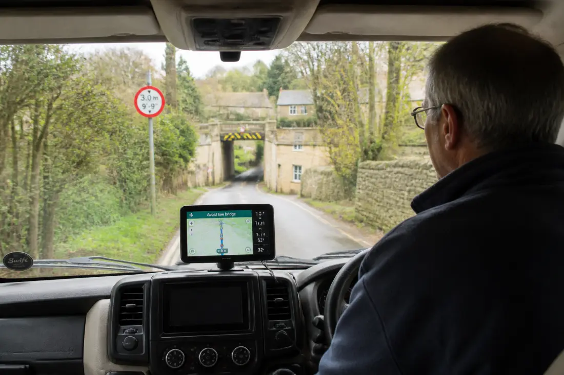 GPS camping-car avec hauteur de pont : options utiles et limites