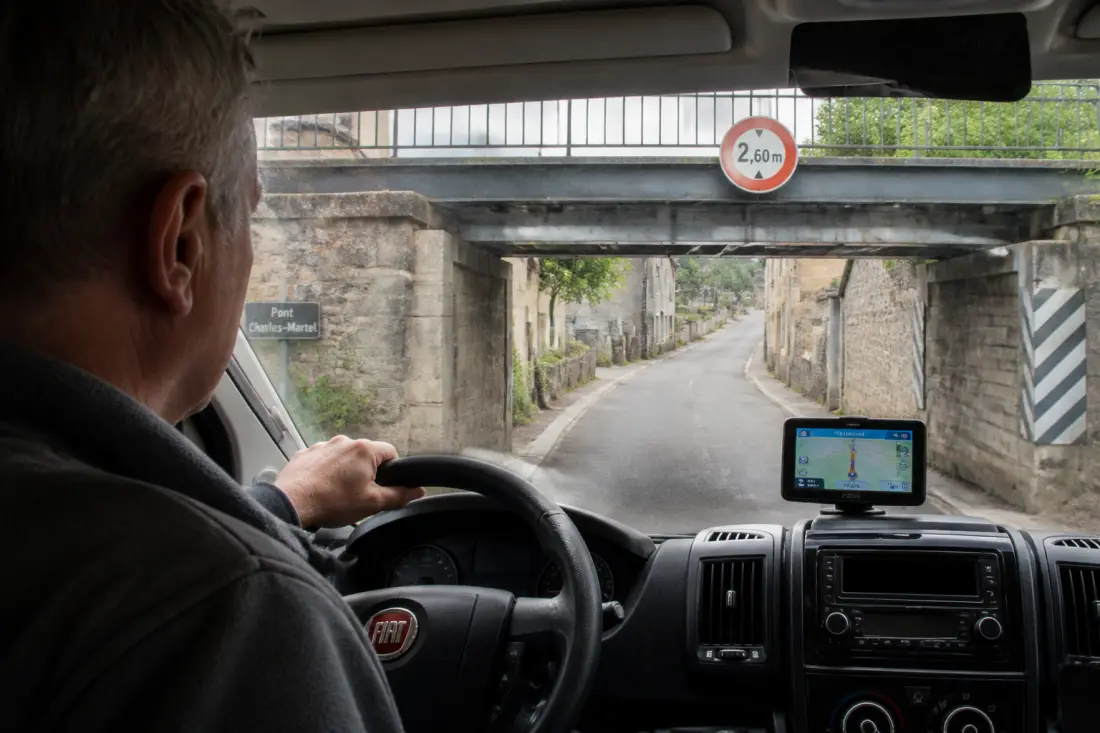 GPS camping-car avec hauteur de pont : options utiles et limites