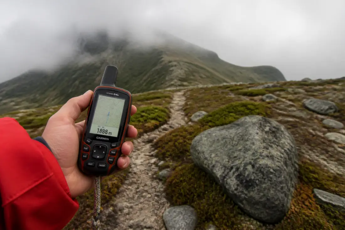 GPS randonnée montagne : altimètre, cartes et sécurité
