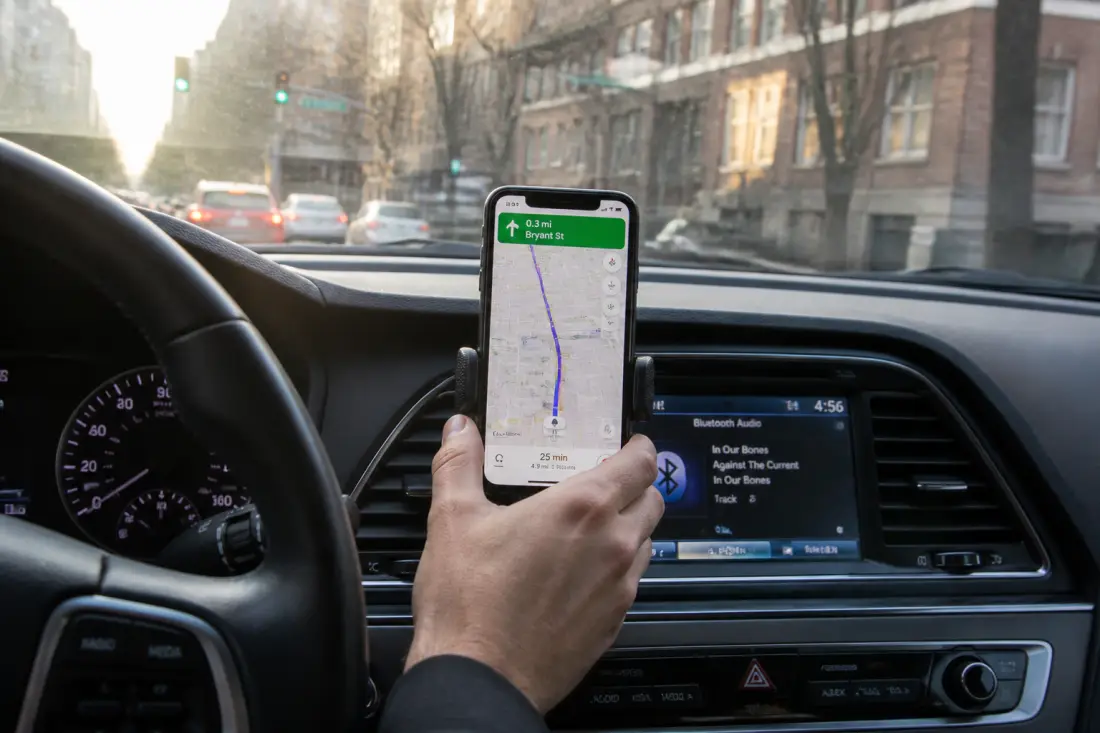 GPS voiture ou application smartphone : lequel choisir aujourd’hui ?