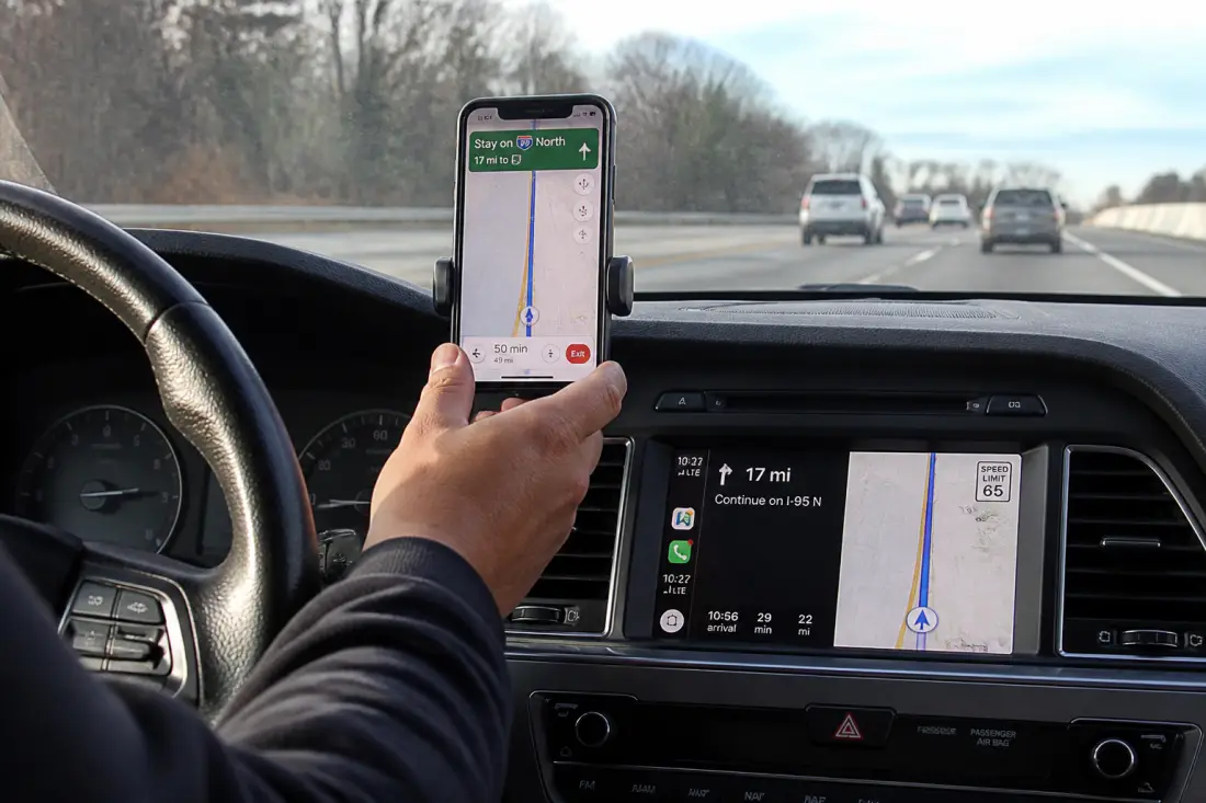 GPS voiture ou application smartphone : lequel choisir aujourd’hui ?