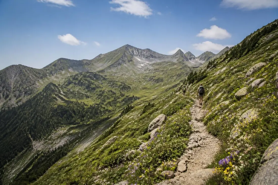 découvrez le guide complet du gr®10, la grande traversée des pyrénées, pour bien préparer votre aventure en 2026. conseils, itinéraires et équipements indispensables vous attendent.