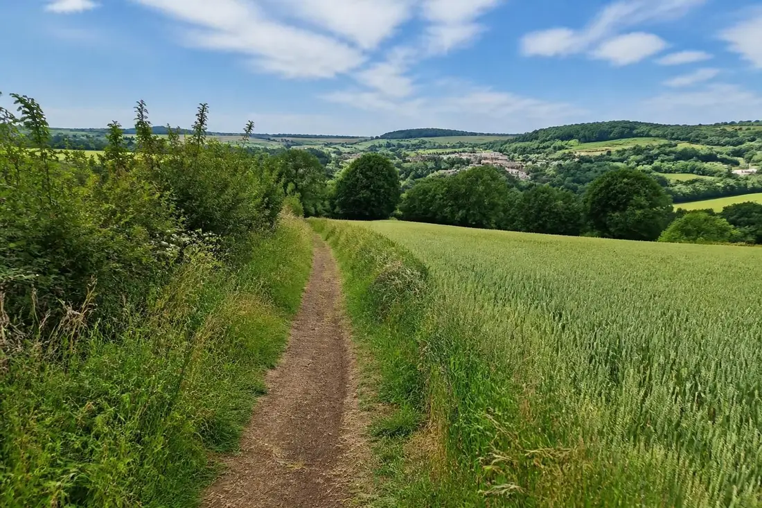 découvrez le sentier gr®124, un itinéraire pittoresque reliant rebreuviette à cires-lès-mello, entre pas-de-calais et oise, idéal pour les amateurs de randonnée et de nature.