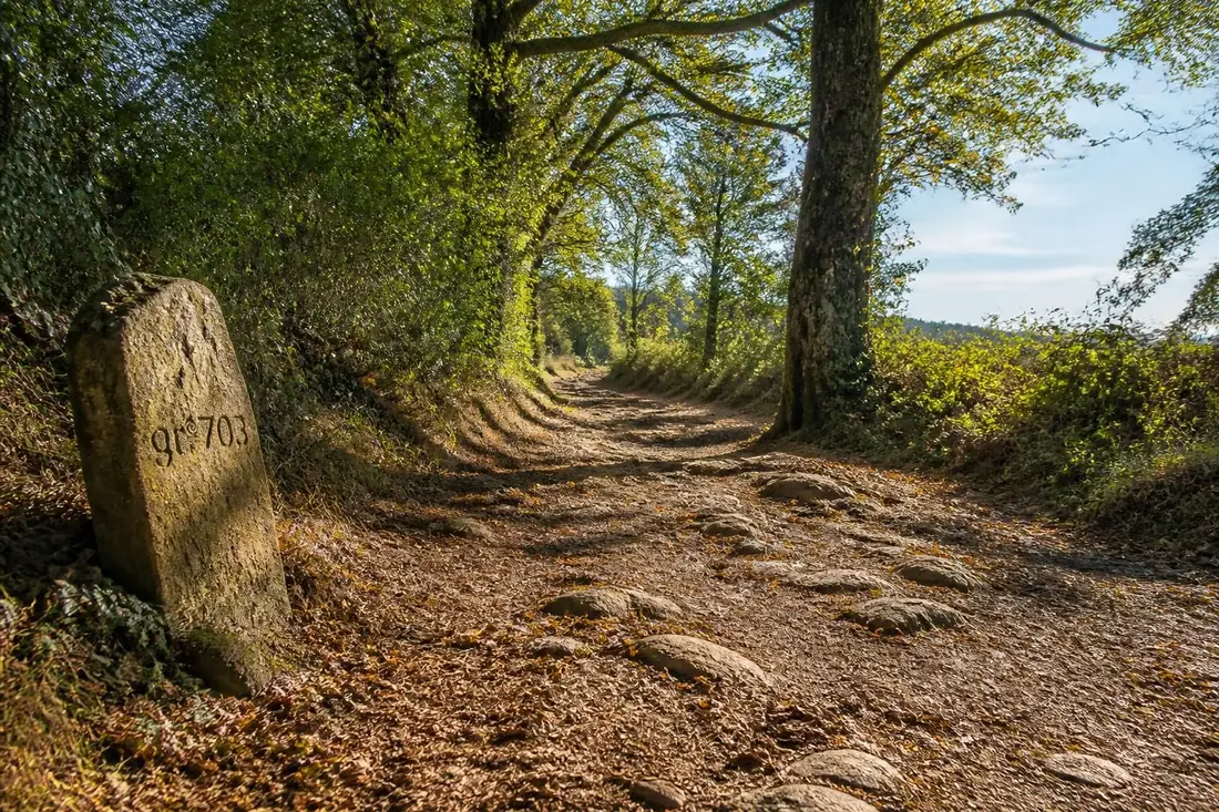 découvrez le gr®703, chemin historique de jeanne d'arc, et suivez son parcours riche en histoire à travers des lieux emblématiques liés à la célèbre héroïne française.