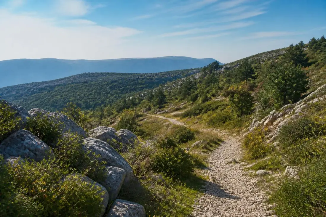 découvrez le gr®9, un itinéraire de randonnée unique reliant le jura à la méditerranée. partez à l'aventure à travers des paysages variés et profitez d'une expérience inoubliable en pleine nature.