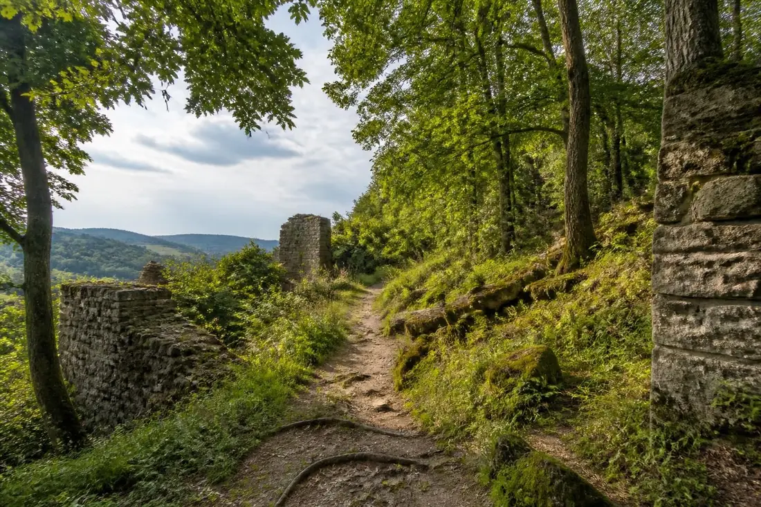 explorez le gr®100, un sentier unique qui mêle histoire et nature en suivant les chemins emblématiques de la guerre de cent ans. une randonnée enrichissante pour passionnés d’histoire et amoureux de paysages authentiques.