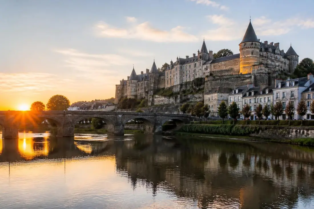 explorez les magnifiques marches de bretagne en suivant le parcours de laval à vitré en ille-et-vilaine. profitez d'une randonnée pittoresque à travers paysages variés et sites historiques.