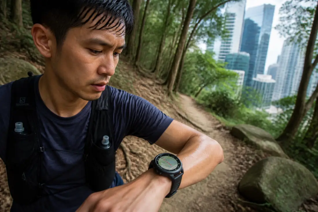 Montre GPS double fréquence : intérêt réel en montagne et en ville