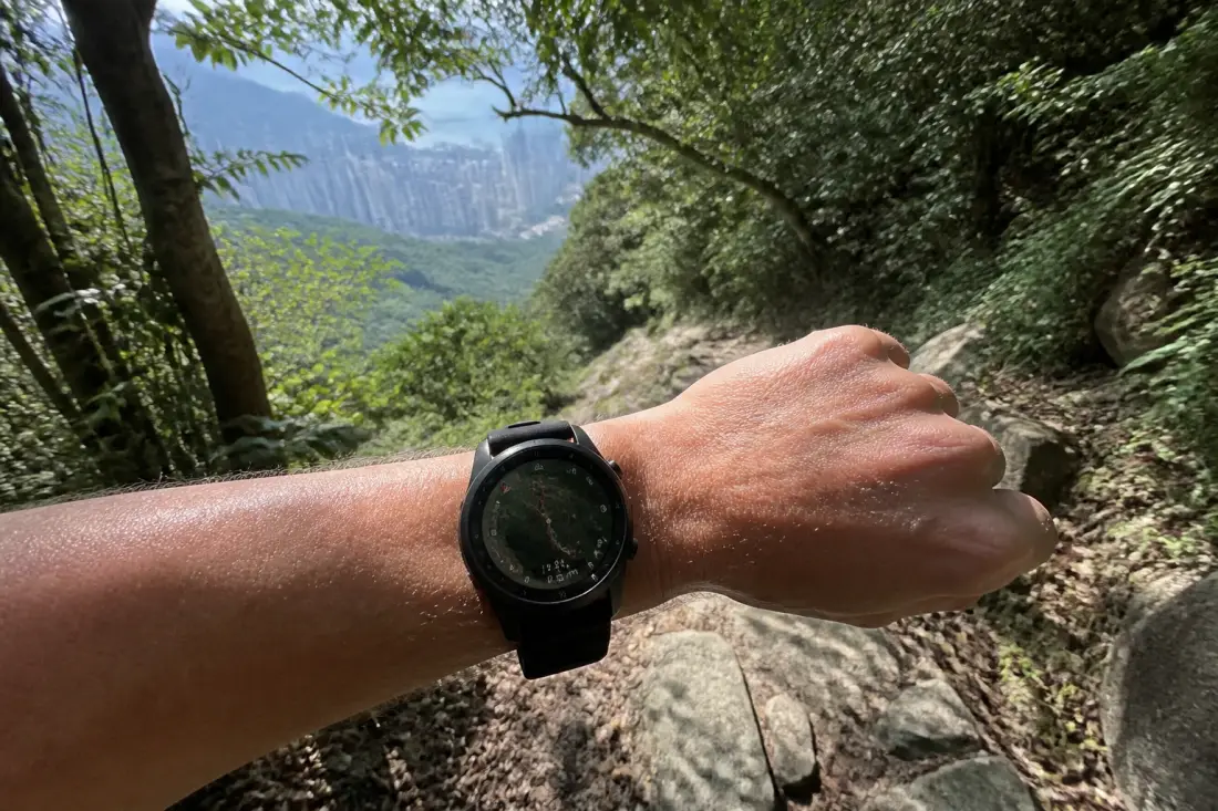 Montre GPS double fréquence : intérêt réel en montagne et en ville