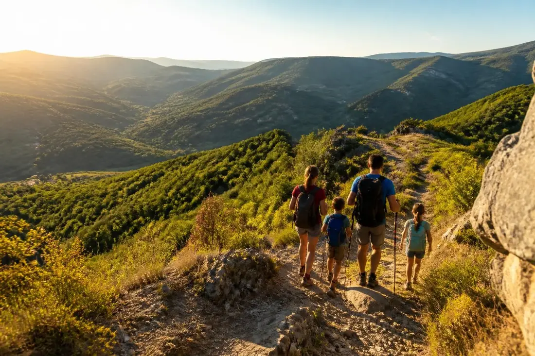 découvrez nos conseils pratiques et un itinéraire détaillé pour une randonnée en famille réussie autour du tour du cévenol. profitez d'une aventure nature accessible à tous les âges, en toute sécurité.