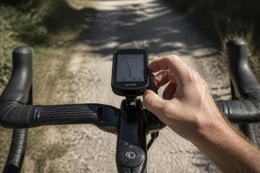 Support GPS vélo : guidon, potence ou frontal, que choisir ?