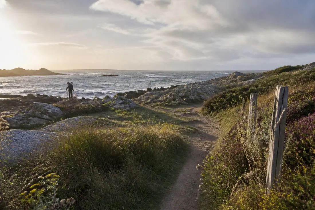 découvrez le gr®210, aussi appelé sentier du chasse-marée, un chemin de randonnée riche en histoire qui vous emmène à travers paysages côtiers et sites patrimoniaux.