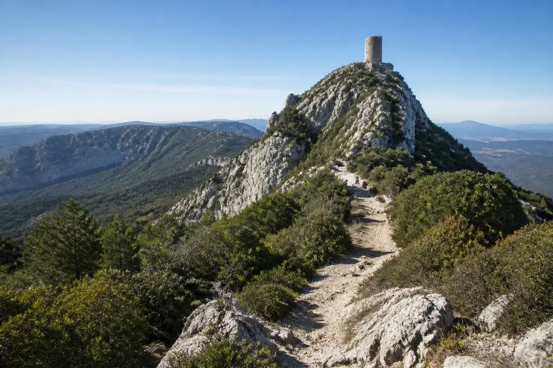 découvrez un itinéraire exceptionnel du grand pic st-loup, parcourant la séranne jusqu'aux gorges de l'hérault. une aventure nature à ne pas manquer pour les passionnés de randonnée et de paysages préservés.