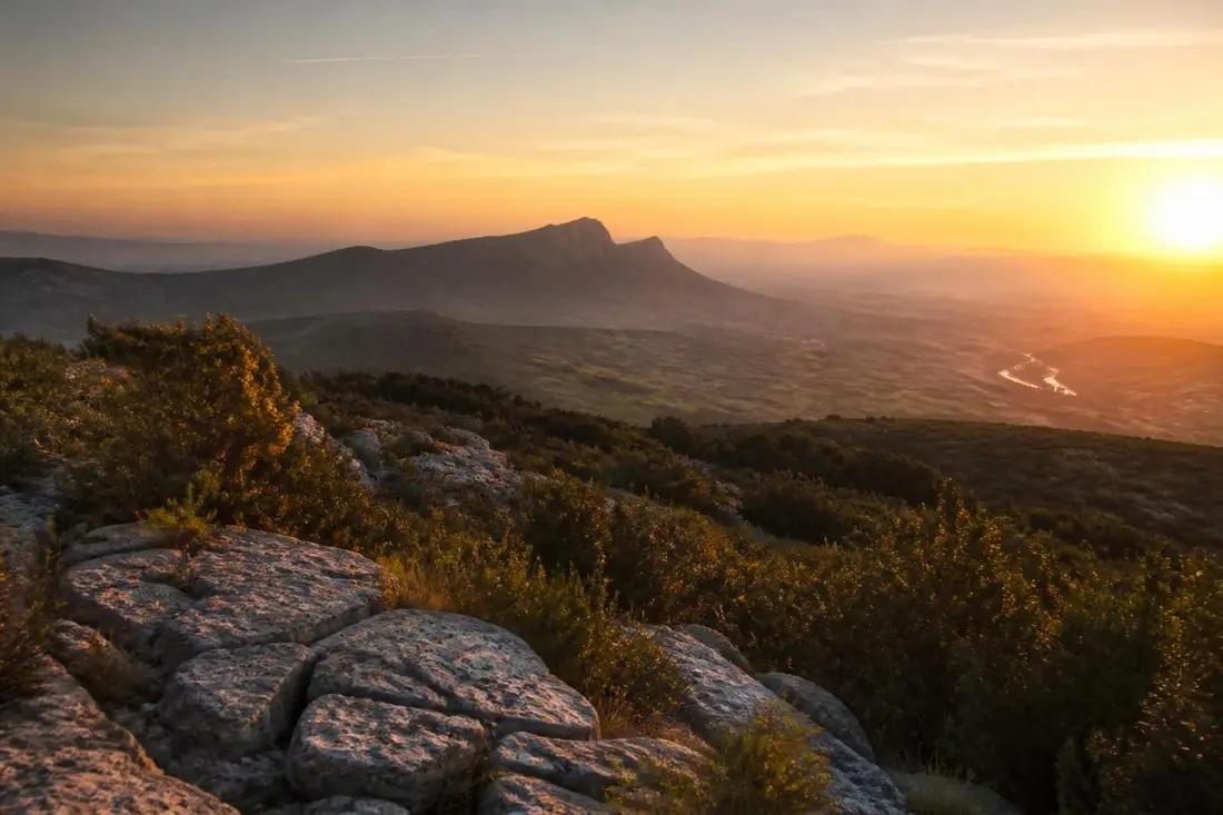 découvrez le tour du grand pic st-loup, un itinéraire exceptionnel de la séranne aux gorges de l'hérault, idéal pour les amoureux de nature et de randonnée.