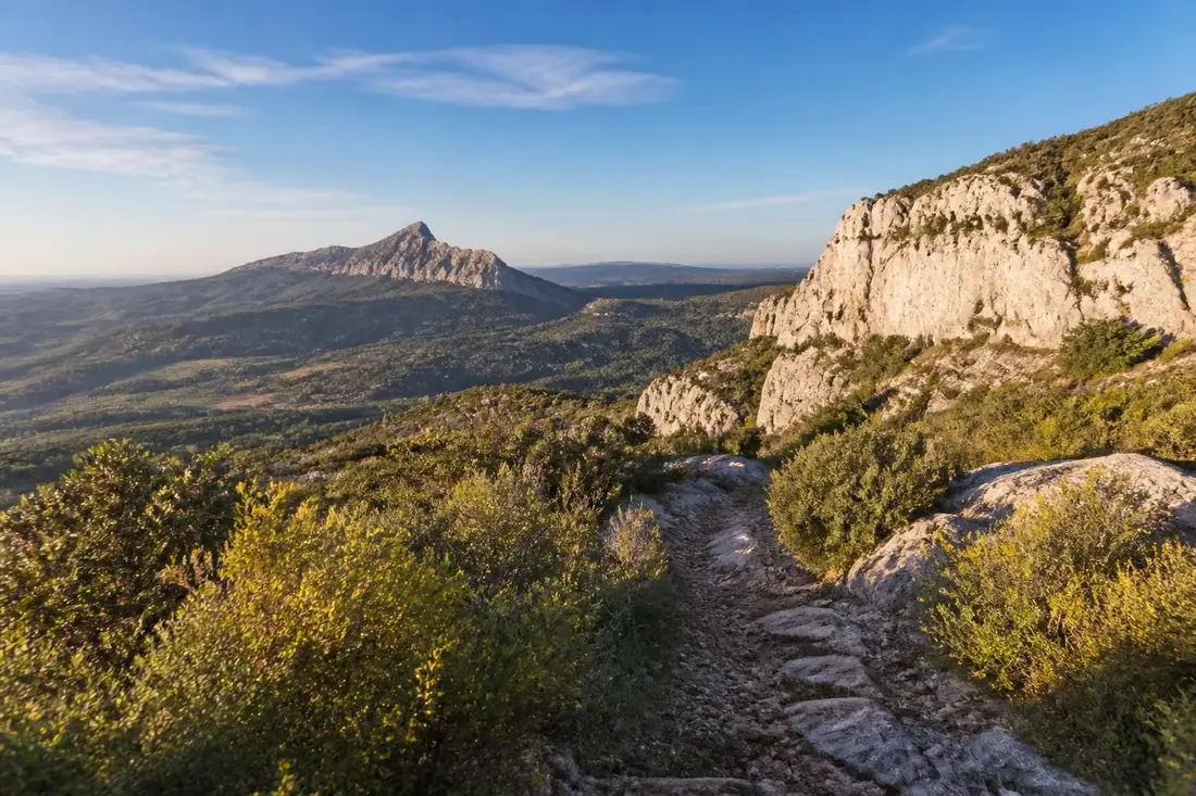 découvrez la randonnée au grand pic saint-loup, de londres à la buèges, et explorez le cœur naturel et authentique de l'hérault entre paysages exceptionnels et aventures en plein air.