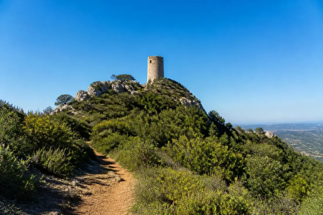 découvrez la randonnée incontournable du grand pic saint-loup de londres à la buèges, une aventure au cœur de l'hérault alliant paysages majestueux et nature préservée.