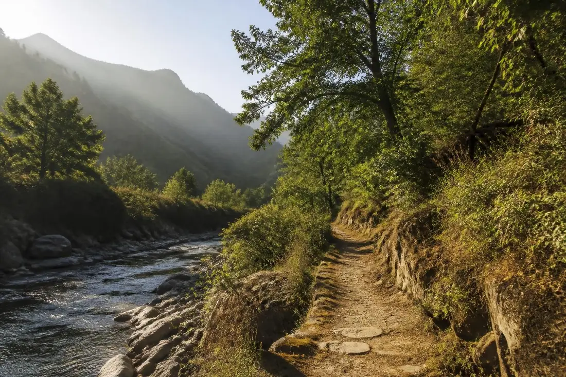 explorez le tour de la haute vallée du luech : guide complet avec conseils pratiques pour randonneurs, paysages à couper le souffle et itinéraires détaillés.