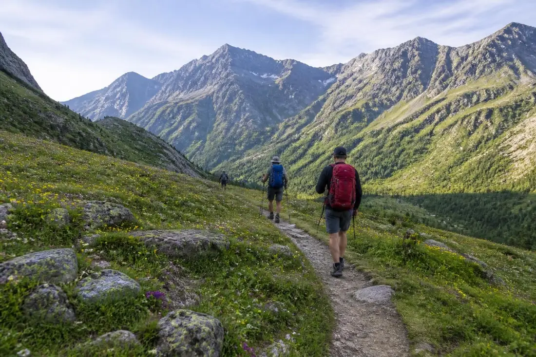 explorez le tour de la haute vallée du luech : guide complet avec conseils pratiques, itinéraires et astuces pour une randonnée réussie dans ce magnifique paysage naturel.