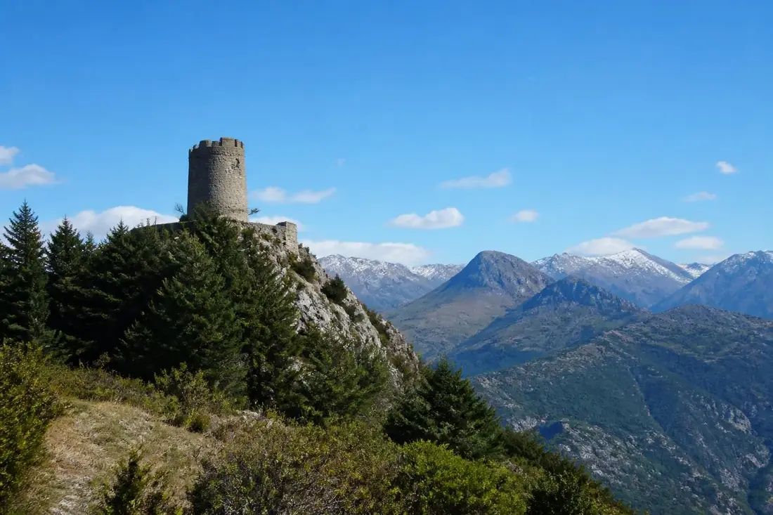 partez à la découverte du tour de la montagne de lure, un joyau naturel des alpes-de-haute-provence, entre paysages préservés et panoramas spectaculaires.