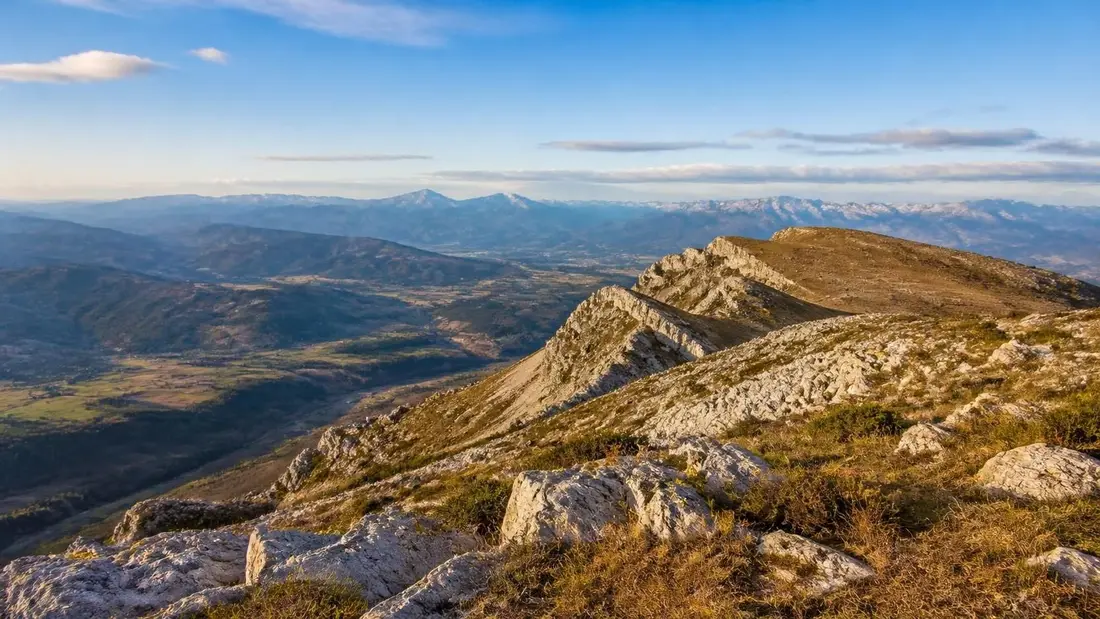 découvrez le tour de la montagne de lure, un incontournable des alpes-de-haute-provence offrant paysages époustouflants et randonnée inoubliable.