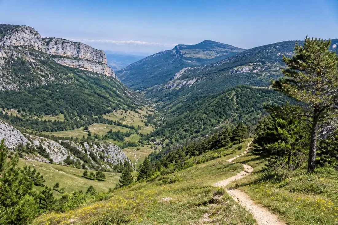 découvrez le tour de la vallée de la roanne en drôme avec notre guide complet pour une randonnée réussie : itinéraires, conseils pratiques et paysages incontournables.