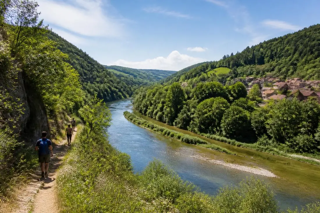 explorez le tour de la vallée de l'ain au pays de cerdon : guide complet pour une découverte authentique avec conseils pratiques pour profiter pleinement de votre randonnée.