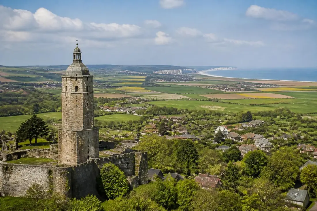 explorez le tour de l'artois et découvrez les sites incontournables du pas-de-calais, entre patrimoines historiques, paysages naturels et charmants villages.
